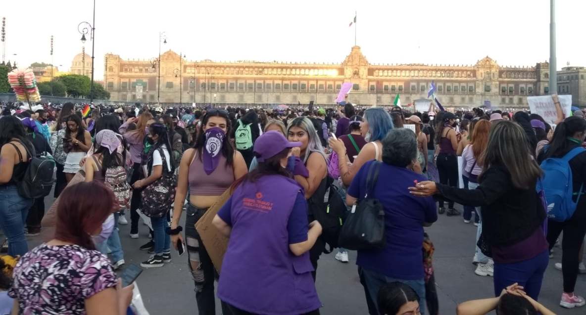 8M: Encapuchadas destruyen instalaciones del Metro Hidalgo en marcha